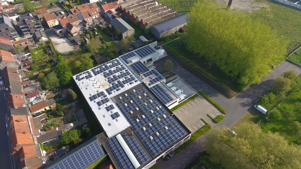 Er liggen zonnepanelen op de daken van de verscheidene bedrijfsgebouwen