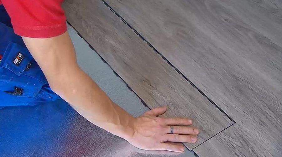 Hoe een vinyl vloer op rol plaatsen