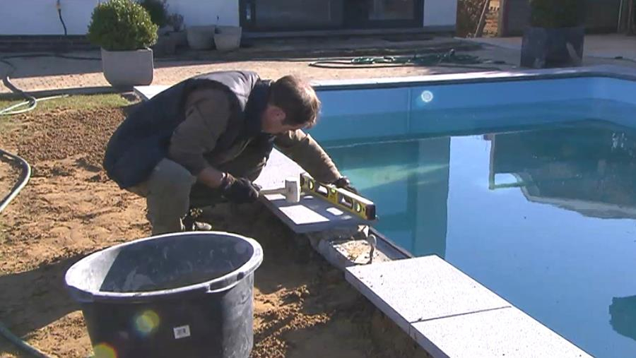 Poser une margelle comme finition autour de votre piscine?