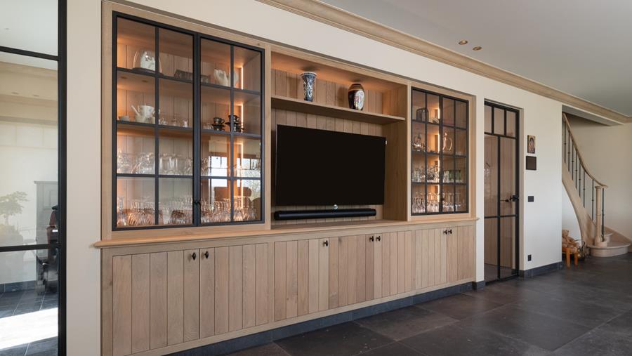 Meuble mural en chêne massif au charme d'antan