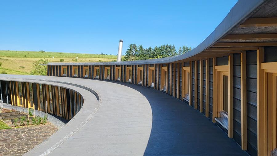 Une lasure microporeuse protège une façade en bois