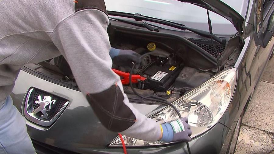 Hoe je auto starten met een lege batterij